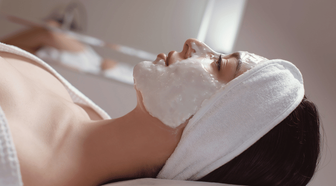 روتين العناية بالبشرة الحساسة طبيعياً