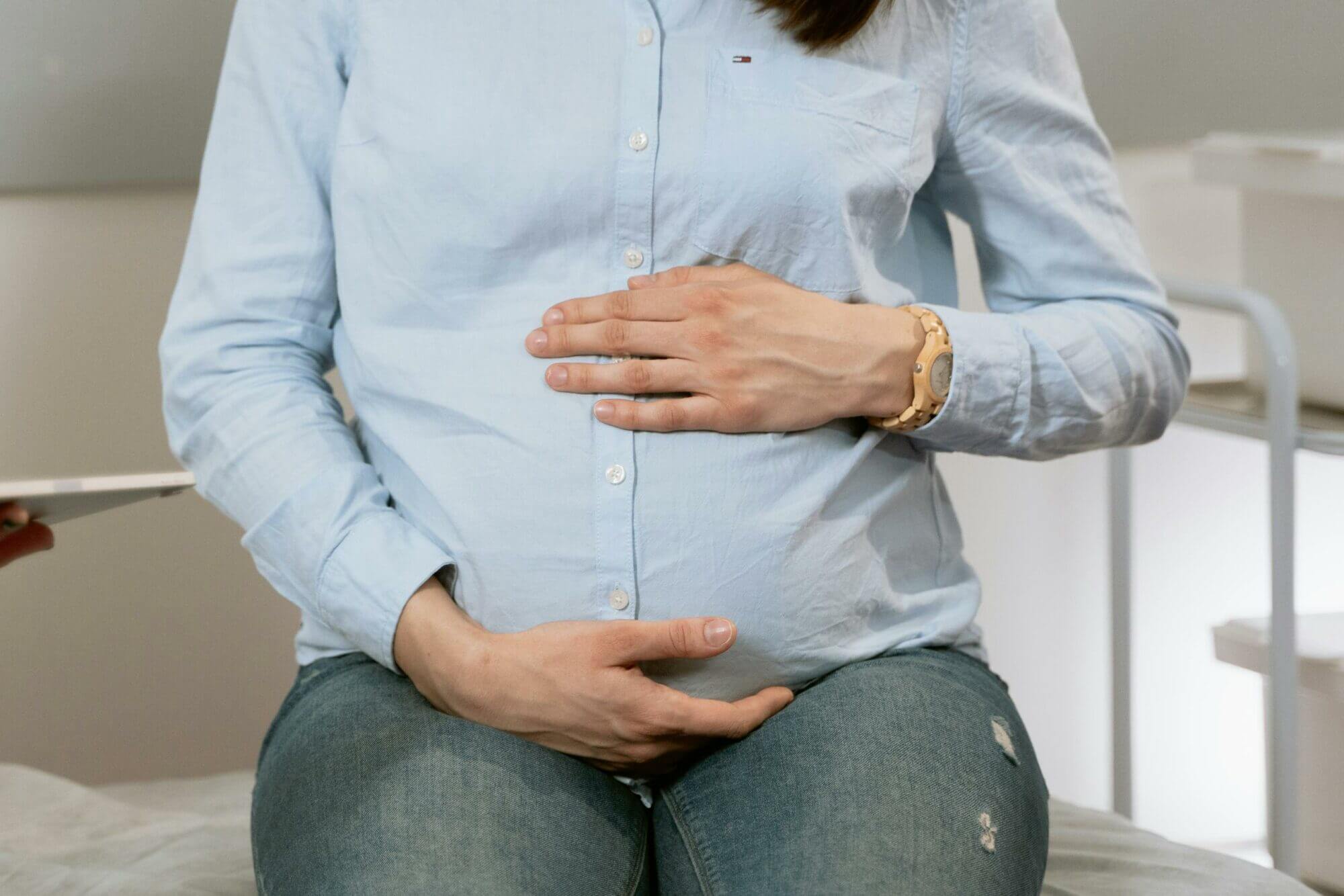 نزول ماء أثناء الحمل في الشهر السابع